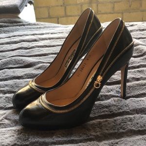 Barely worn Ferragamo Rory heels size 9